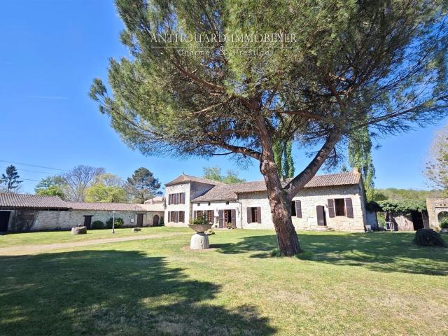 Propriété du XIVe siècle en pierre, 23ha 371m² Montpeyroux