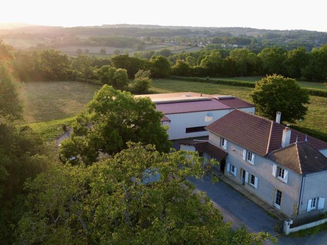 Proprieté du XIX avec grand atelier sur 3000 M2