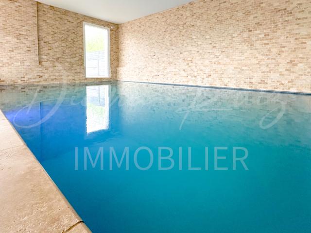 Propriété entièrement rénovée, 5 chambres, piscine intérieure. Logement indépendant potentiel