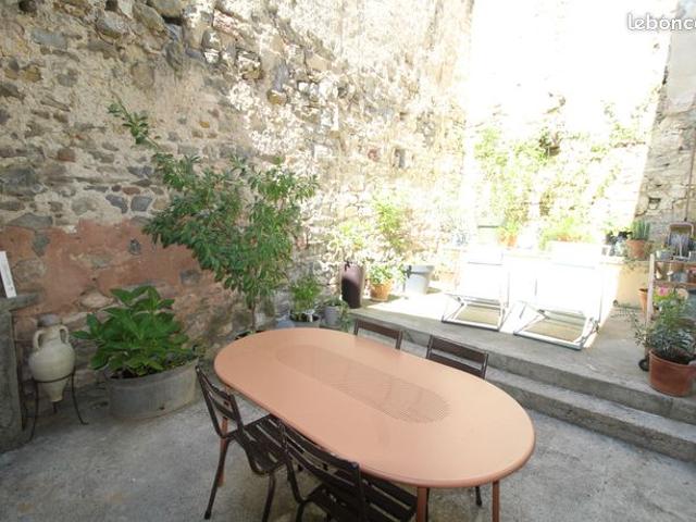 Propriété entièrement rénovée avec cour, au calme dans un village avec café restaurant. Totalement rénovée en 2006, planchers et toiture compris  on
