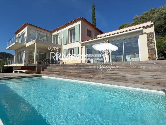 Propriété Entièrement Rénovée Avec Piscine Et Vue Mer ! 200m² La Croix Valmer