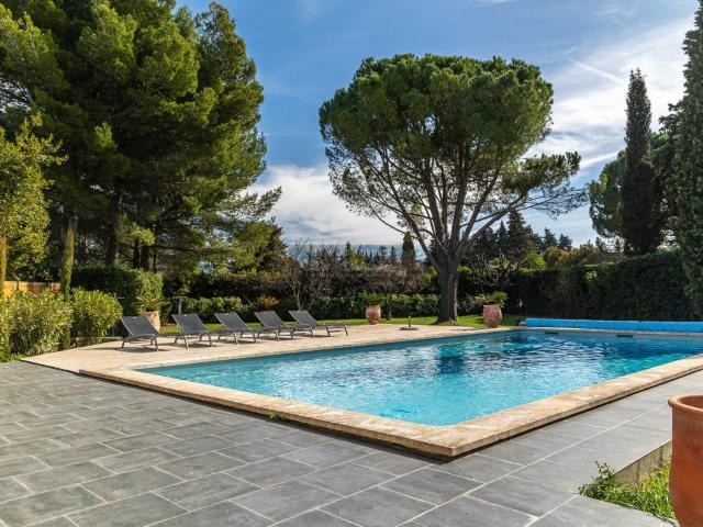 Proprieté entirement rénovée avec piscine et quatre chambres 236m² Cheval Blanc