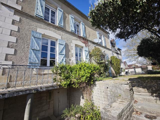 Proprièté en coeur de village de 8 pièces et 248m2 hab, 6 chambres et picsine sur terrain de 1 115m2