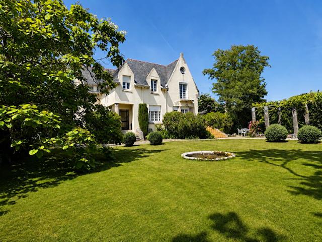 Propriété en bord de mer avec jardin