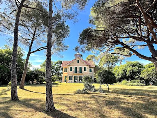 Propriété en bord de mer avec jardin