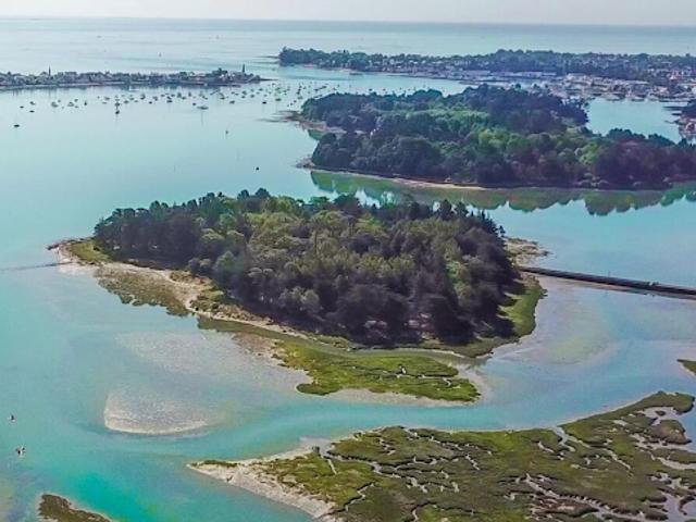 Propriété en bord de mer avec jardin