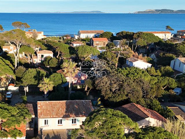 Propriété en bord de mer avec jardin