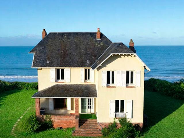 Propriété en bord de mer avec jardin