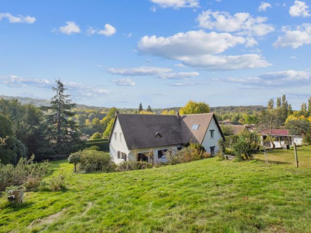 Vue panoramique vallee coteau sud propriété rénovée 215 m2