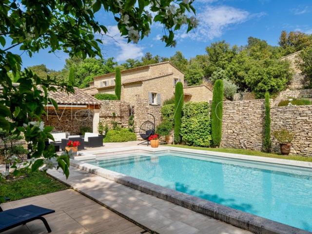 Propriété en pierre magnifique avec piscine et jolis jardins. 271m² Gordes