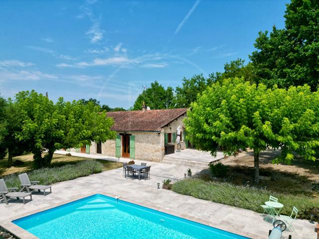 Propriété en pierre offrant une vue imprenable 184m² Duras