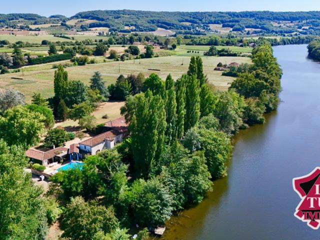 Propriété en pierre avec 2 hectares de parc au bord du Lot a