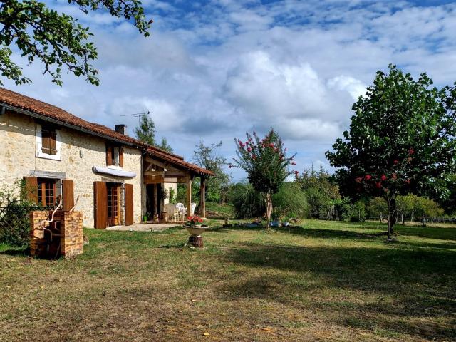 Propriété en pierre avec gîte et dépendances – près de Brant. 154m² Brantôme