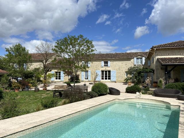 Propriété en pierre avec gîtes, piscine et vue