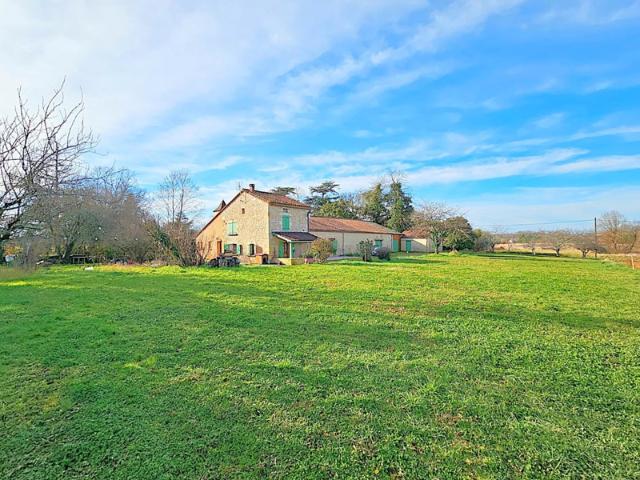 Propriété en pierre avec grandes dépendances sur 3800 m2 dan