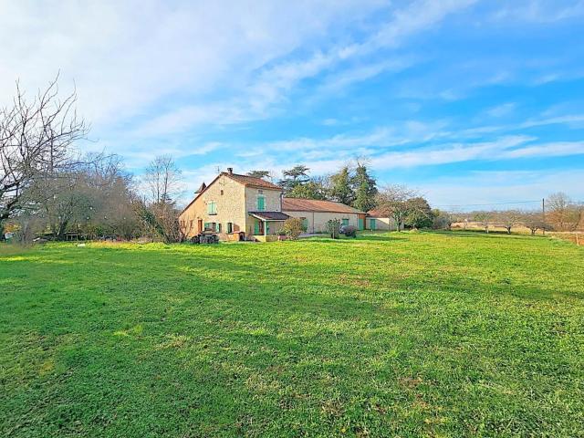 Propriété en pierre avec grandes dépendances sur 3800 m2 dan. 162m² Saint Vite