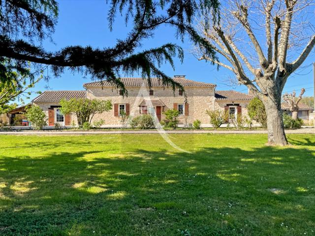 Propriété en pierre avec dépendances, piscine et pool house