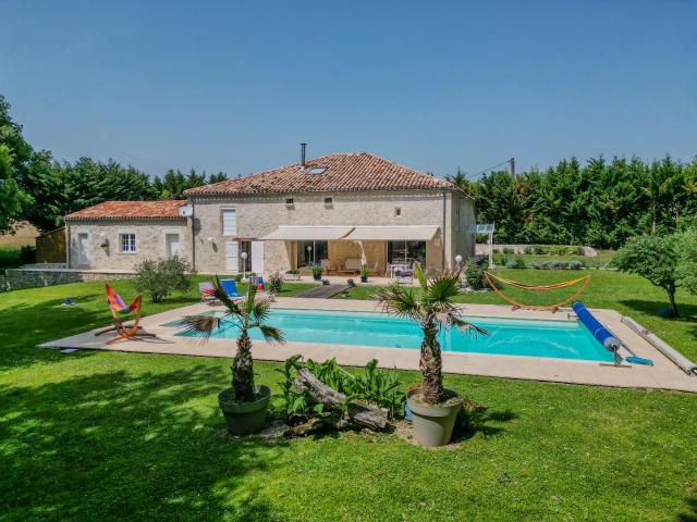 Propriété en pierre avec intérieur moderne et lumineux et ambiance zen