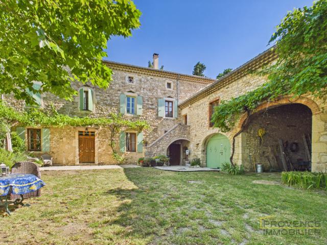 Propriété en pierre avec logement indépendant de 284 m2 Dépendances Piscine à vendre à Marsanne Drôme