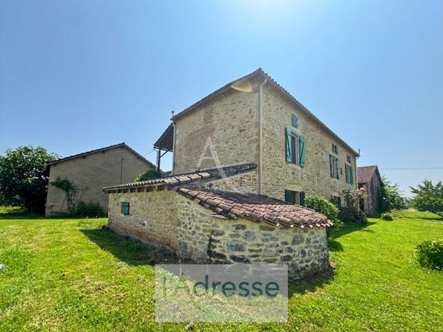 Propriété en pierre avec piscine et dépendances à Duravel 46700