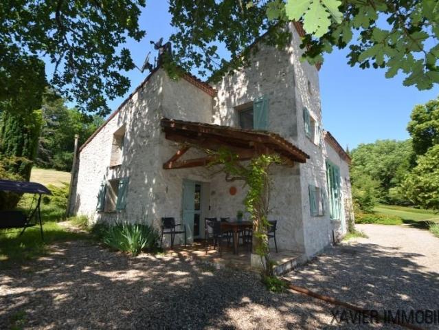 Propriété en pierre avec piscine et garage, implantée sur un. 115m² Montaigu de Quercy