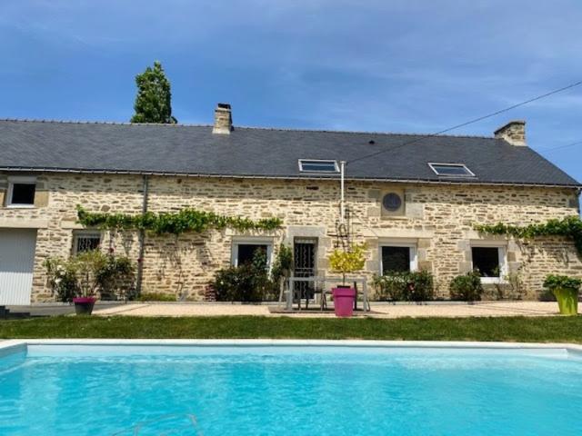 Propriété en pierre avec piscine Locmaria Grand Champ