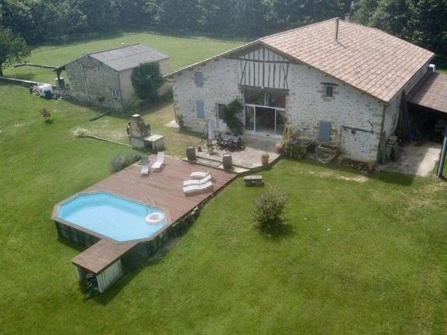 Propriété en pierre avec un gîte, un mobil home et environ. 470m² Meilhan sur Garonne