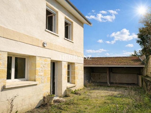 Propriété en pierre à rénover 410 m2 potentiels proche Sai