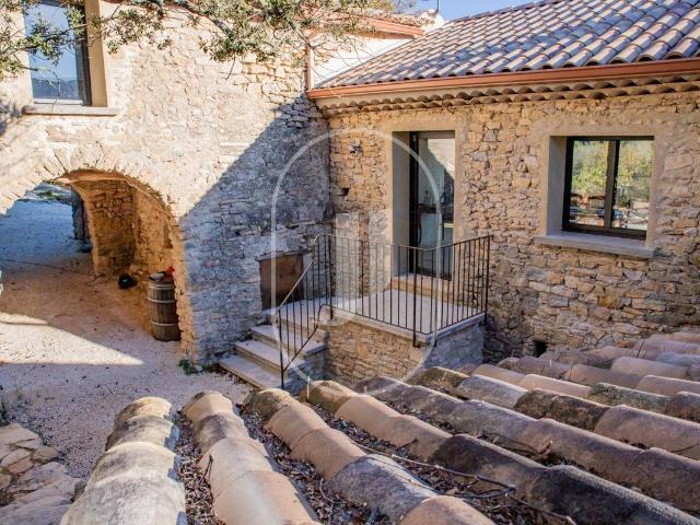 Propriété en pierre à vendre avec vue sur le Mont Ventoux 203m² Entrechaux