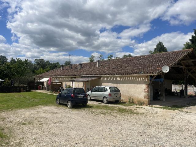 PROPRIETE EN PIERRE composée de 7 Appartements sur un parc de 7100m2