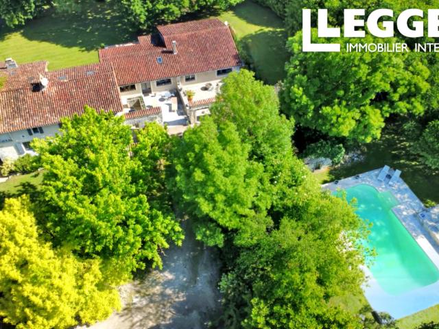 Propriété en pierre comprenant une maison, un gîte, un studio, une piscine, jardins et hangar. Cadre paisible