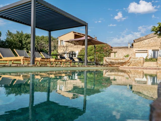 Propriété en pierre du 17e siècle avec piscine et vues