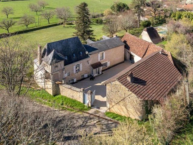 Propriété en pierre de type 7, piscine, dépendances, sur un terrain arboré de 6300 m²