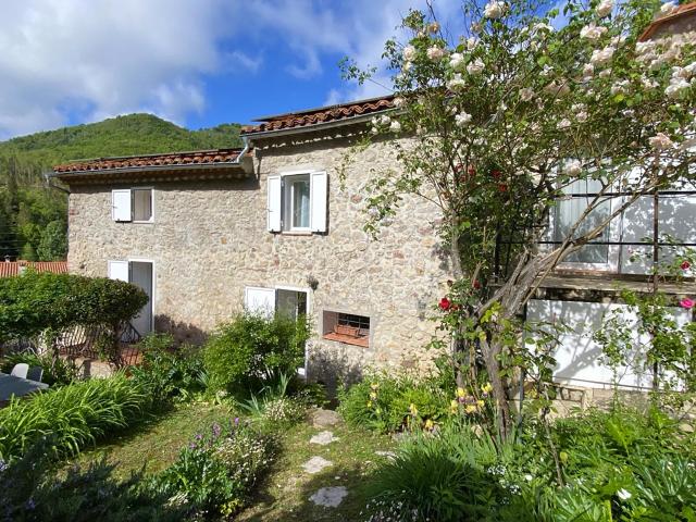Propriété en pierre de 1806 entièrement rénovée. Vue montagn. 145m² Saint Laurent de Cerdans
