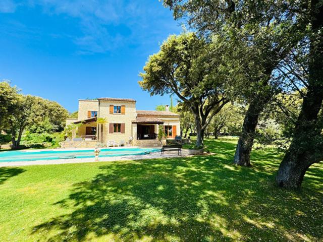 Propriété en pierre de 190 m² avec piscine chauffée sur terrain paysager de 3 500 m² GRIGNAN 26