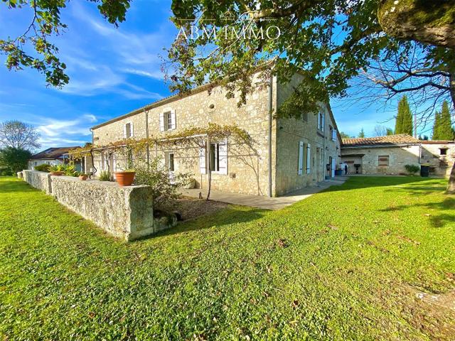 Propriété en pierre de 400m² avec un ensemble de 4 gîtes 455m² La sauvetat du dropt