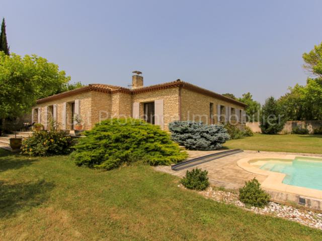 Propriété en pierre d'environ 234 m2 sur un terrain de 3500 m2 avec piscine et garage