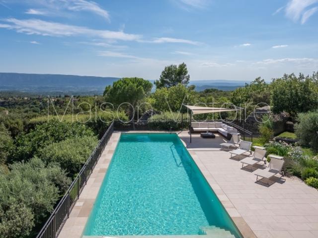 Propriété en pierre d'exception avec vue imprenable sur le Luberon et les Alpilles