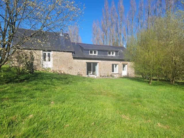 Propriété en pierre immaculée avec dépendances 120m² Couesmes Vaucé