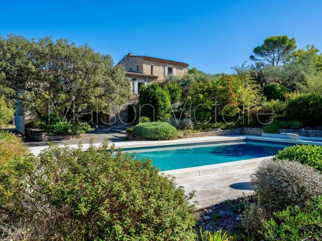 Propriété en pierre privée avec superbes vues à Goult. 238m² Goult