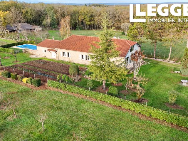 Propriété en pierre rénovée à vendre dans le Lot, avec 4 ha de terrain, piscine et grange