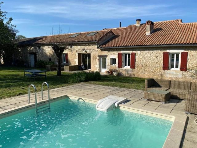 Propriété en pierre rénovée à visiter absolument ! Neuvic 24190