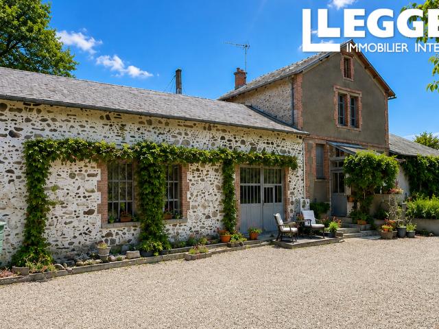 Propriété en pierre rénovée de 4 chambres avec 9 000 m² de terrain, grande grange et vue sur la campagne