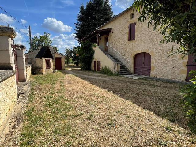 Propriété en pierres avec dépendances sur 4400 m² de terrain 225m² Duravel