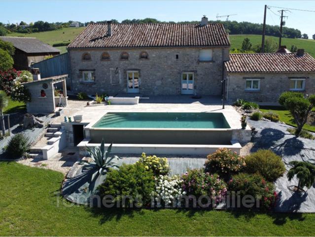 Propriété en pierres avec piscine à débordement