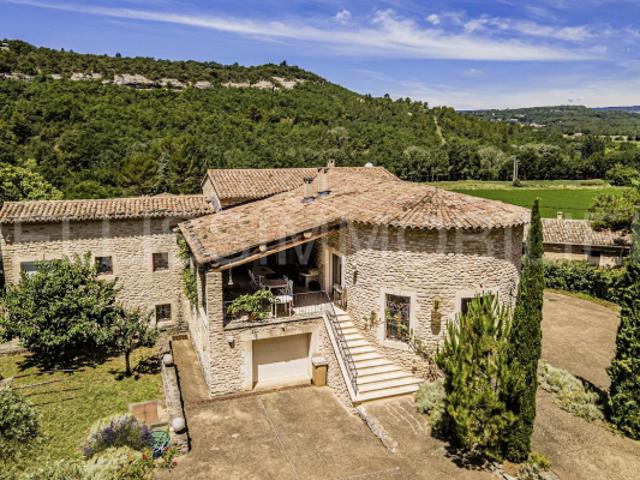 Propriété en pierres avec terrain arboré et jardin