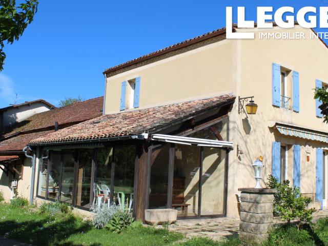 Propriété en pierres comprenant deux maisons, studio, grand garage et atelier, terrain, proche commodités