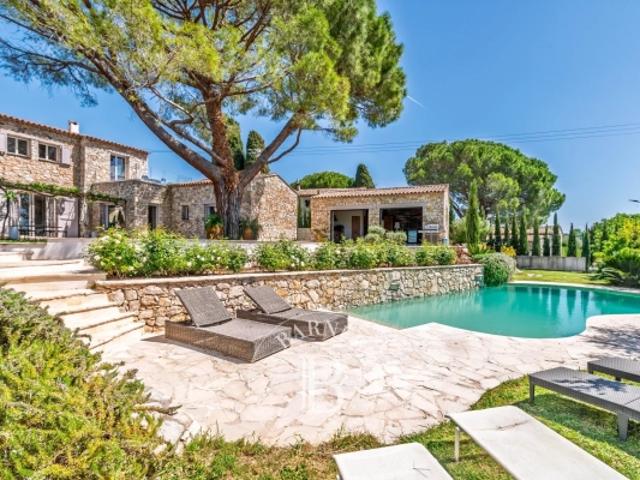 Propriété en pierres, rénovée, avec piscine, dépendances – Proche Saint Paul de Vence