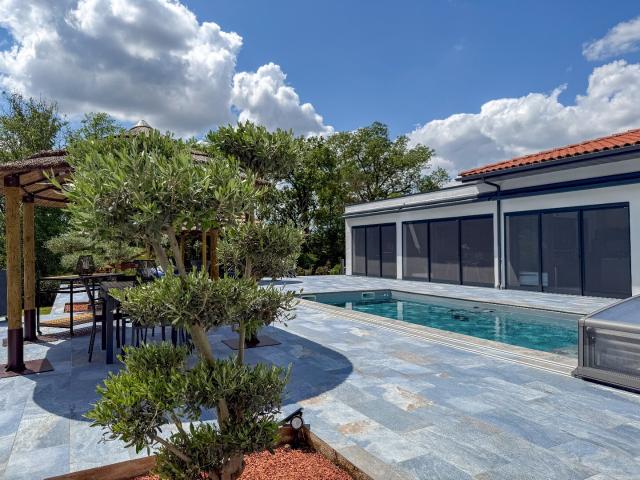 Propriété élégante et ultra moderne avec piscine et garage, en parfaite harmonie avec la nature