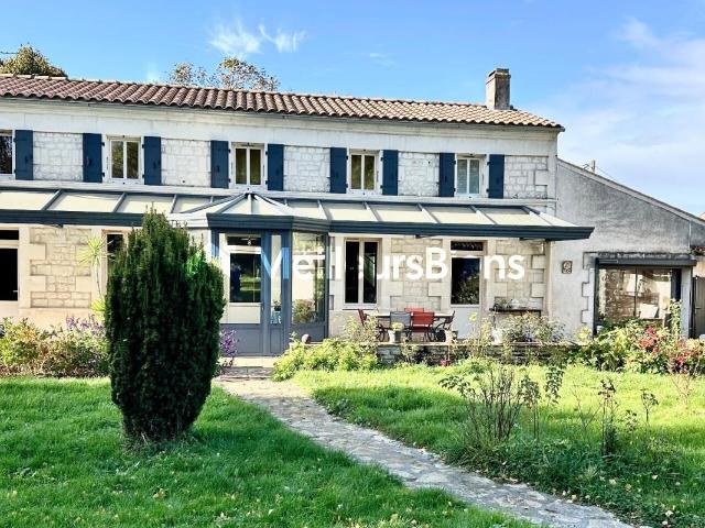 Propriété équestre 17 hectares avec logis charentais 240m² Saintes